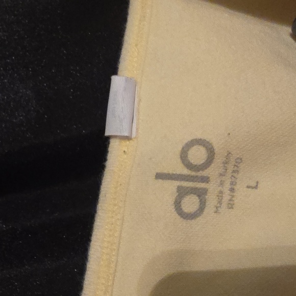 ALO Yoga Light Yellow Top - Picture 5 of 5